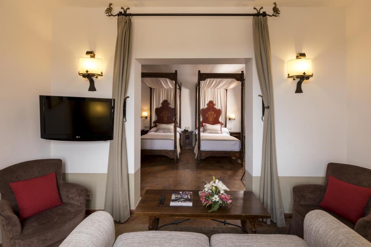 Parador De Tortosa Bagian luar foto
