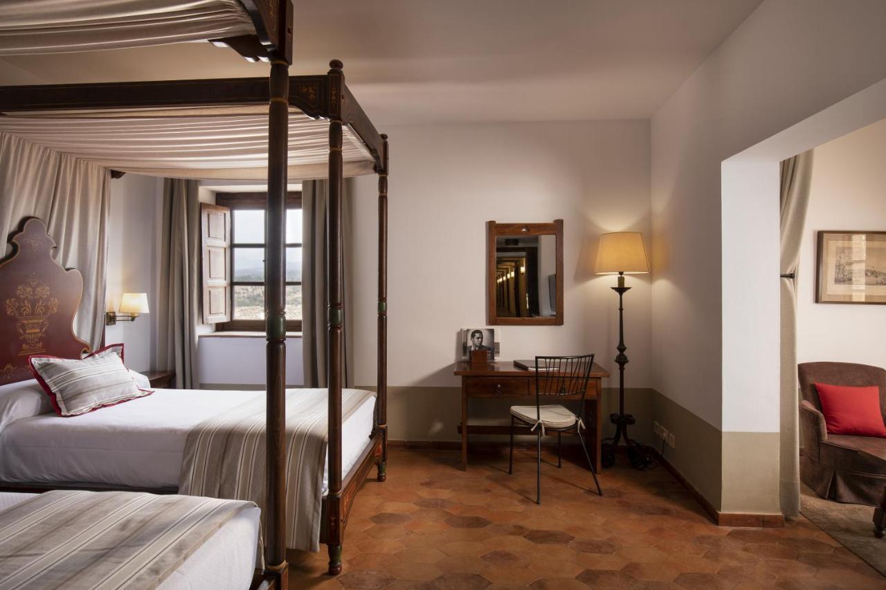 Parador De Tortosa Bagian luar foto