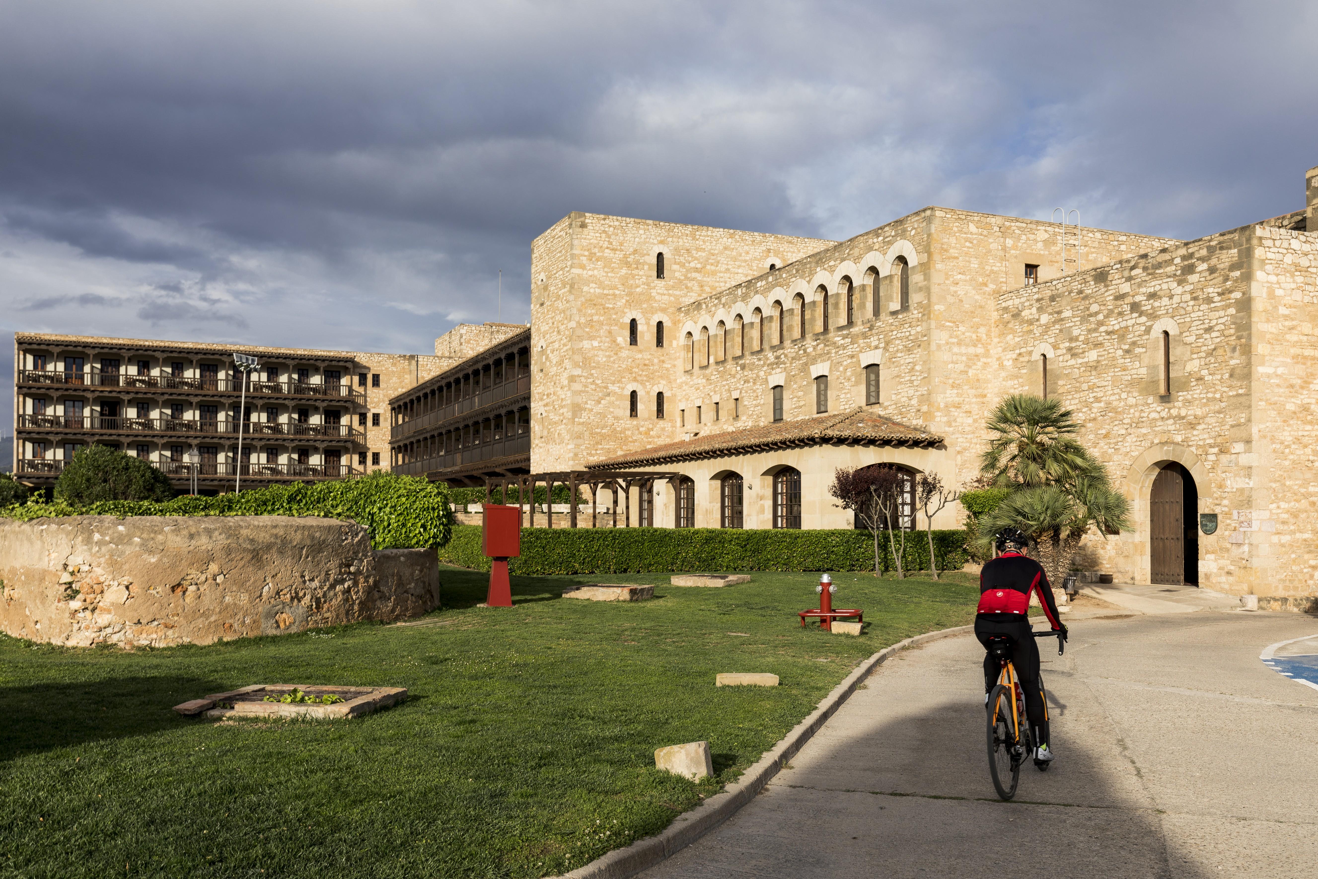 Parador De Tortosa Bagian luar foto