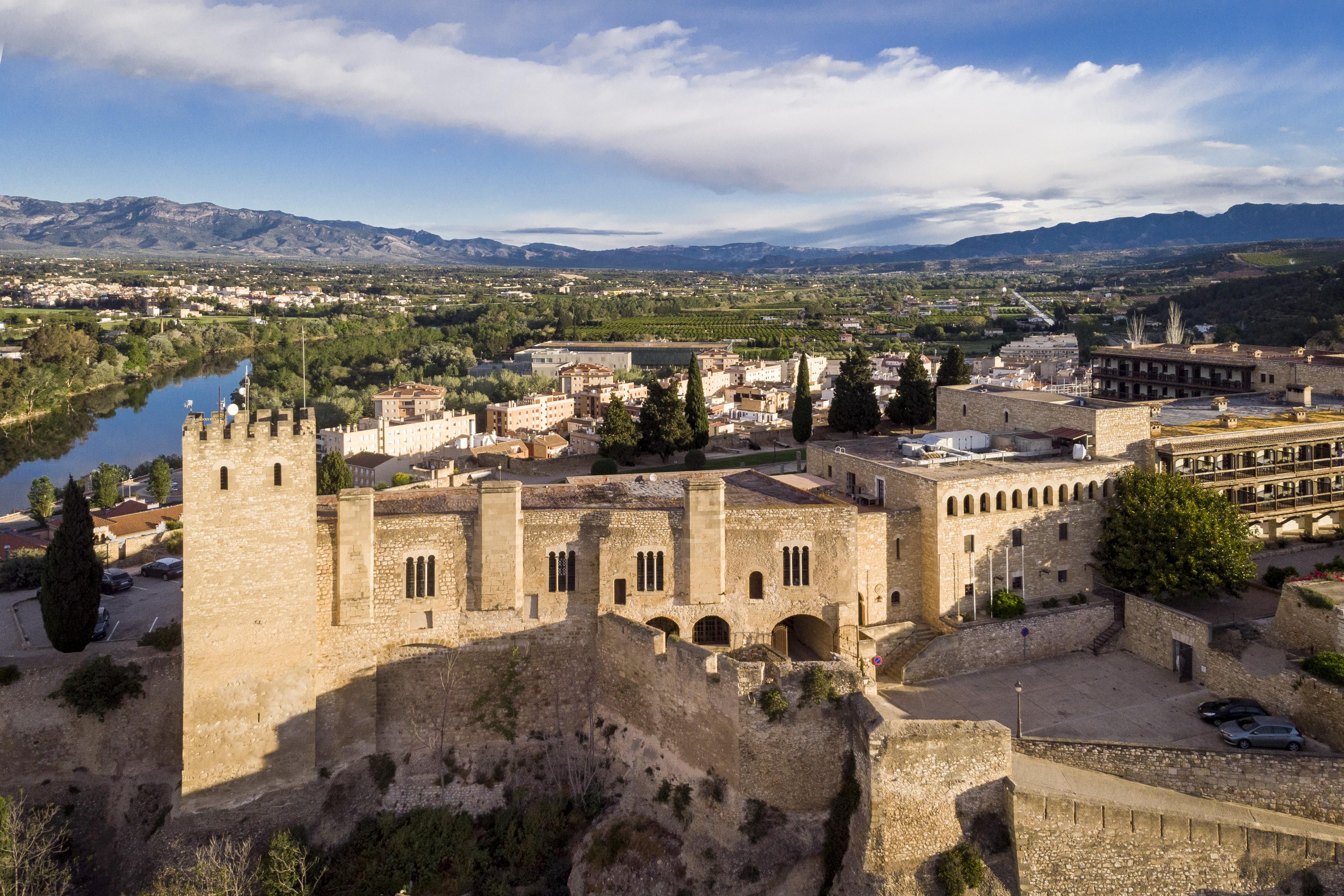 Parador De Tortosa Bagian luar foto