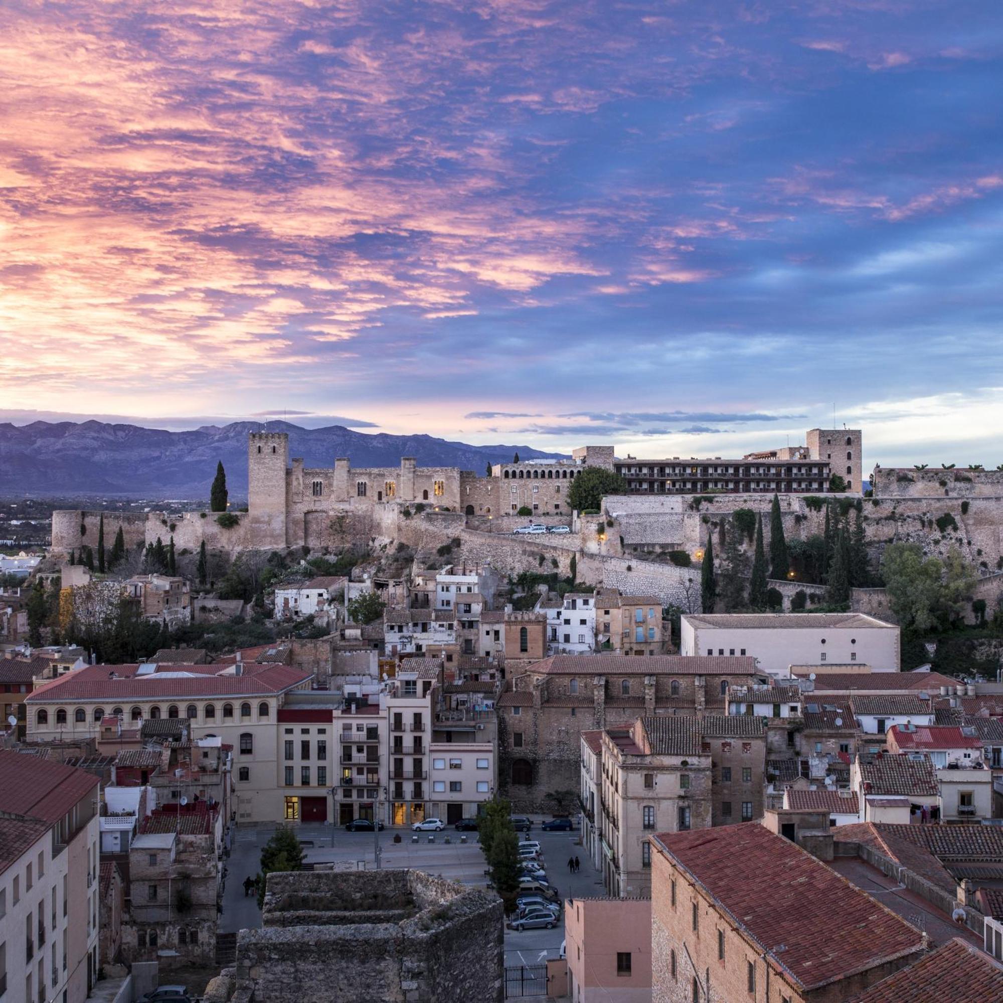 Parador De Tortosa Bagian luar foto