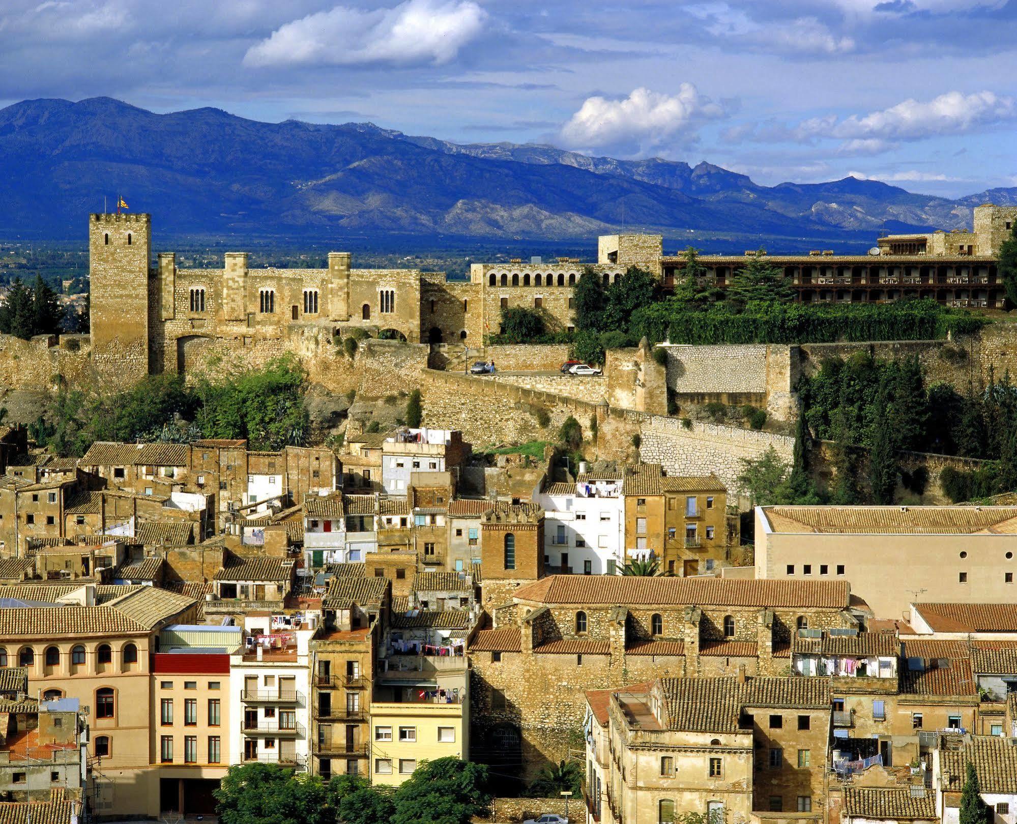 Parador De Tortosa Bagian luar foto