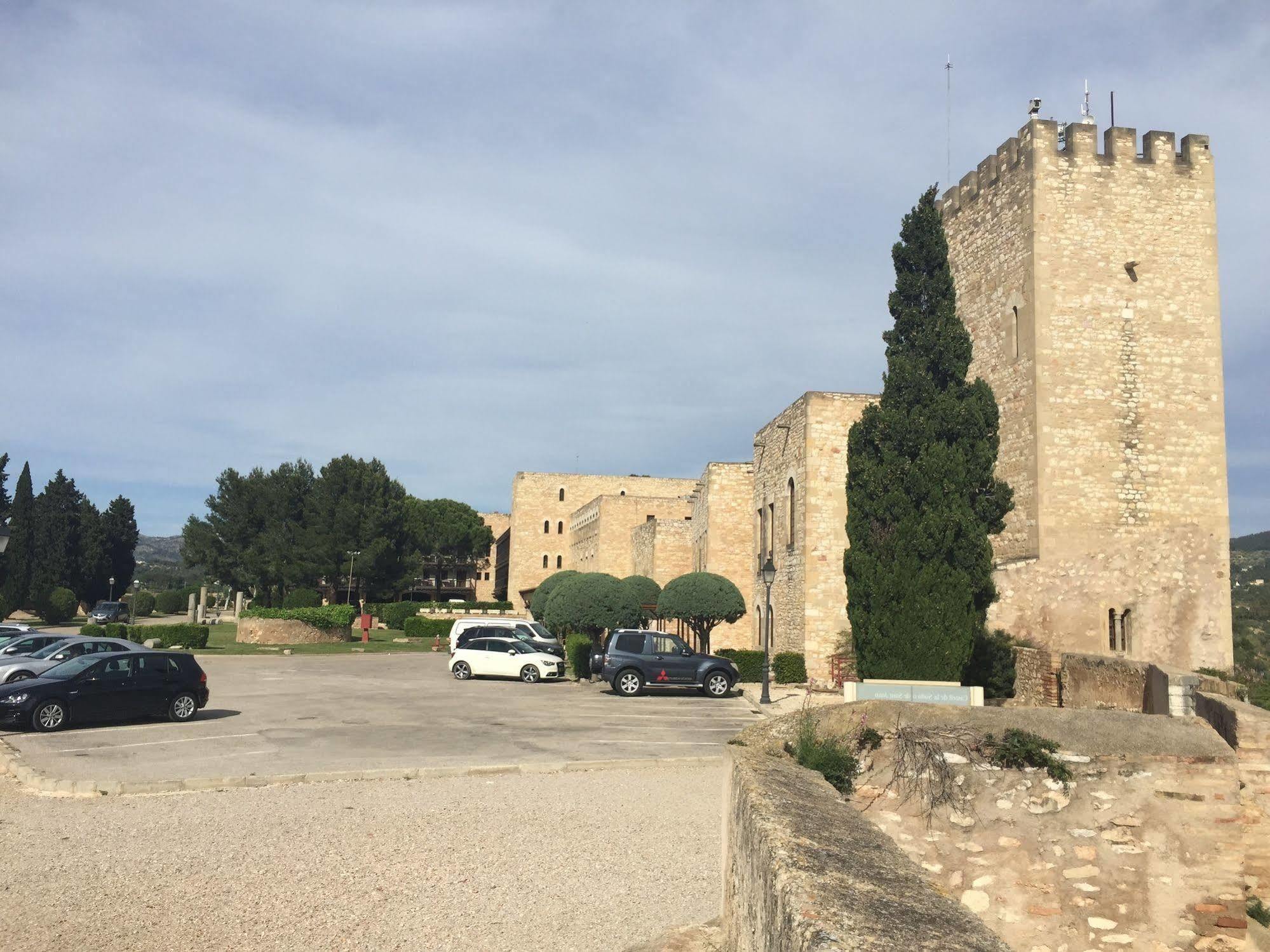 Parador De Tortosa Bagian luar foto