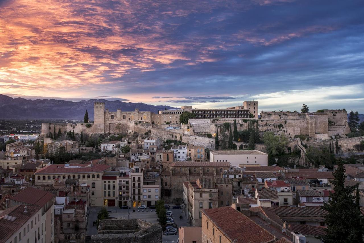 Parador De Tortosa Bagian luar foto
