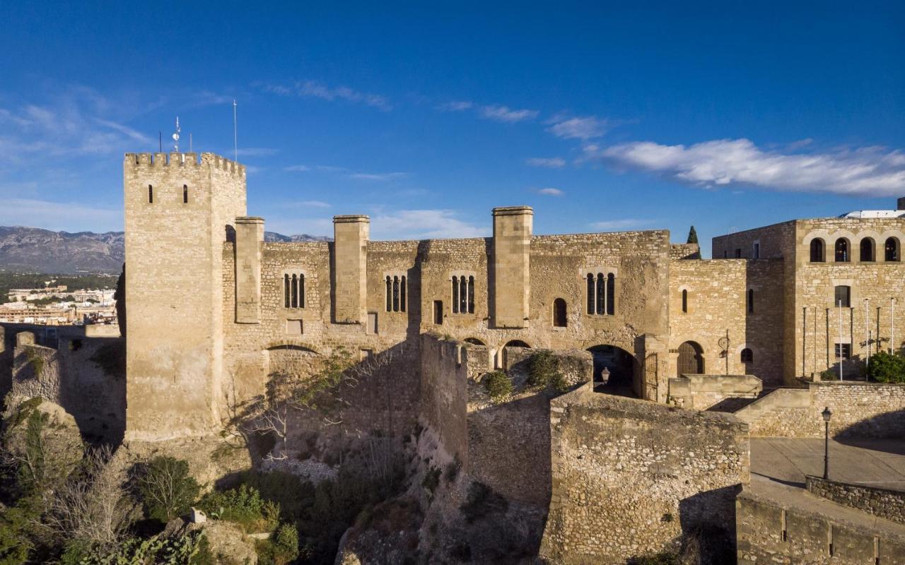 Parador De Tortosa Bagian luar foto