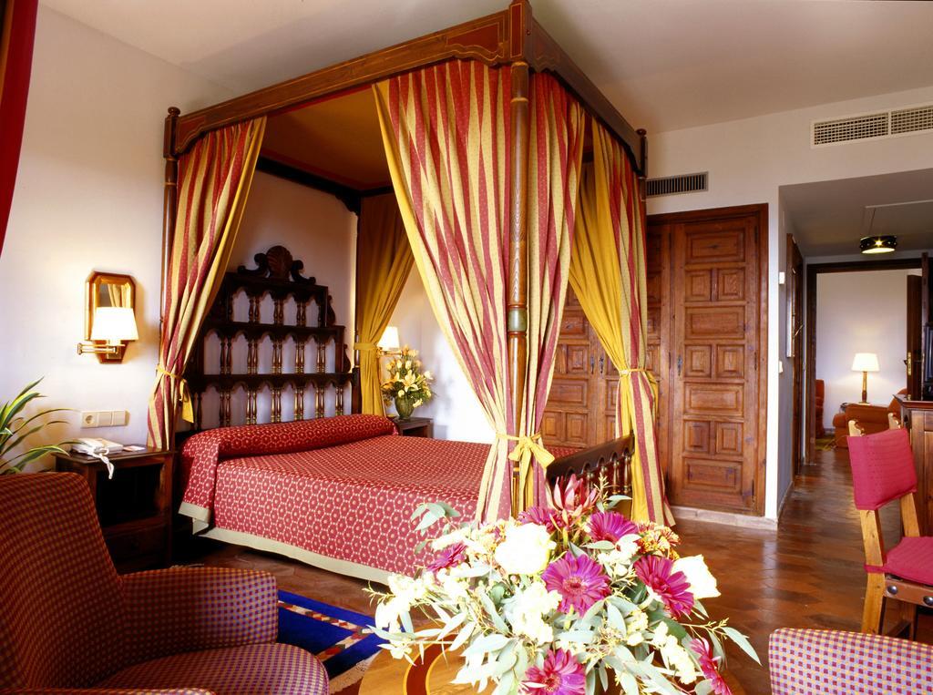 Parador De Tortosa Bagian luar foto