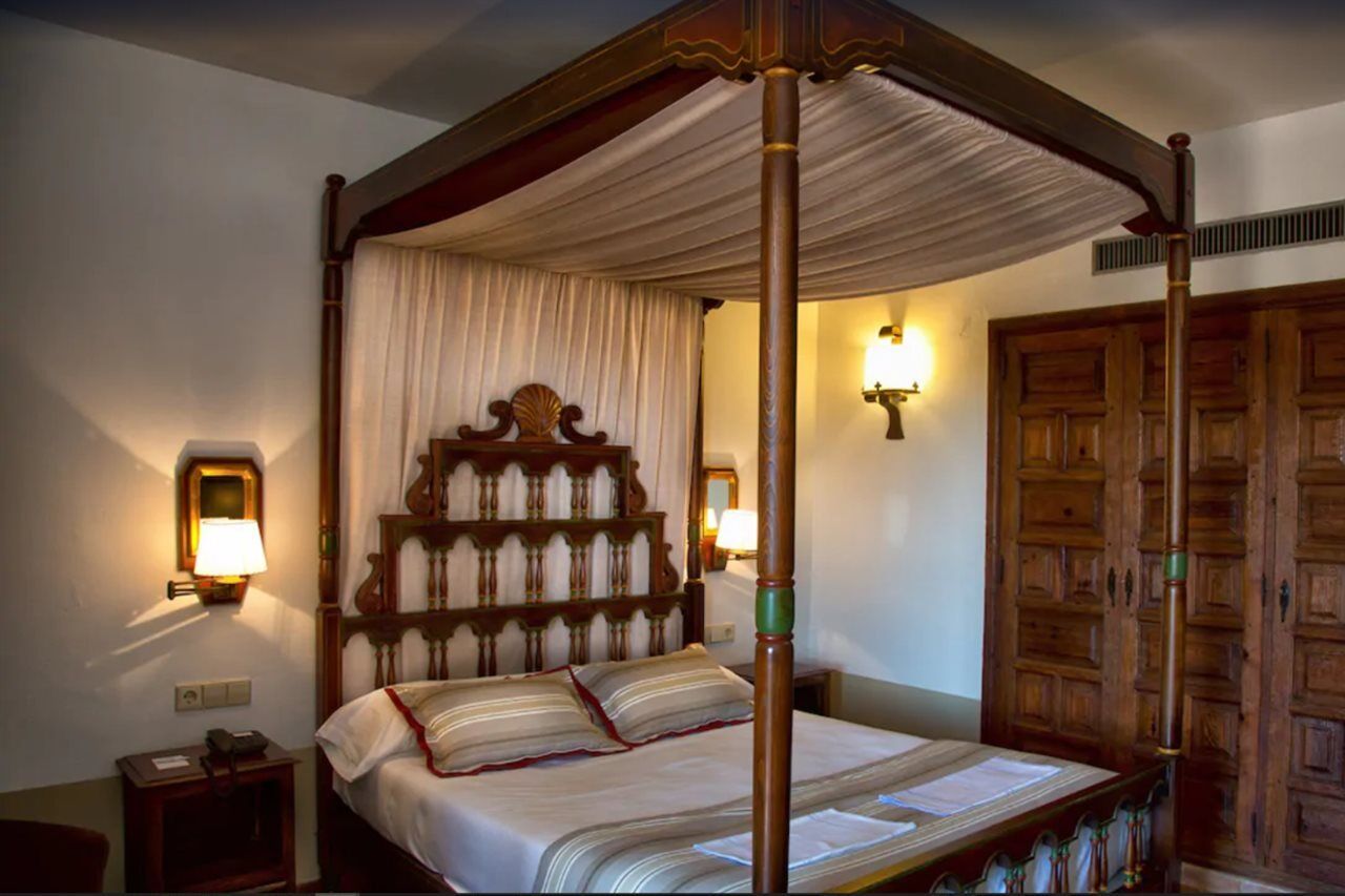 Parador De Tortosa Bagian luar foto